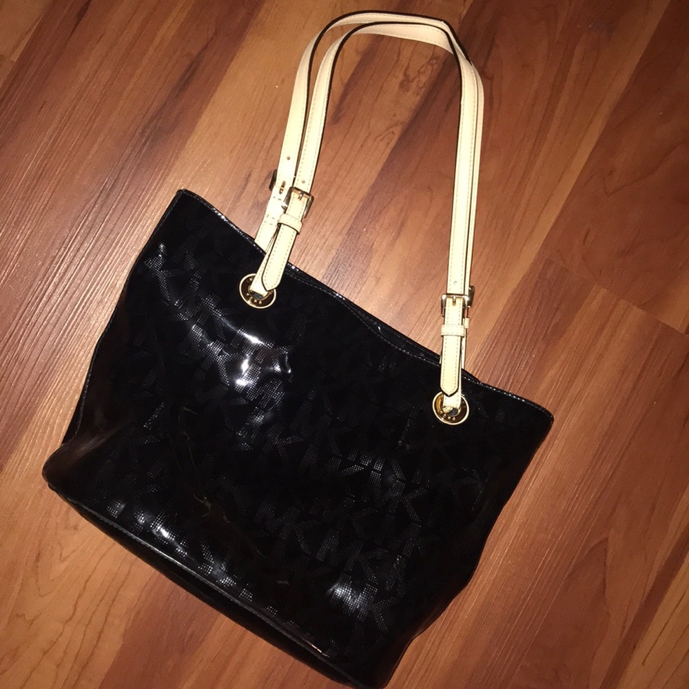 ☀️MICHAEL KORS☀️ Black patten leather MK print bag
